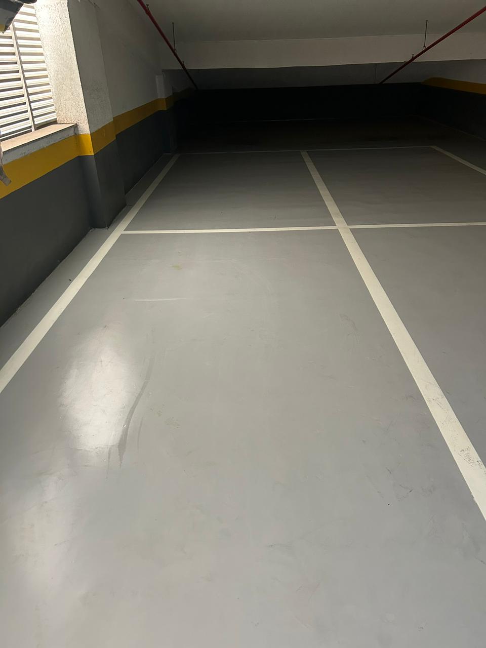 Estacionamento limpo depois da limpeza