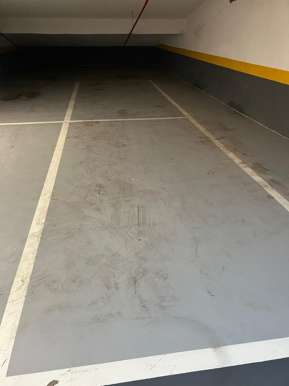 Estacionamento sujo antes da limpeza