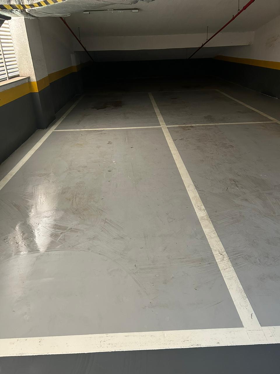 Estacionamento sujo antes da limpeza