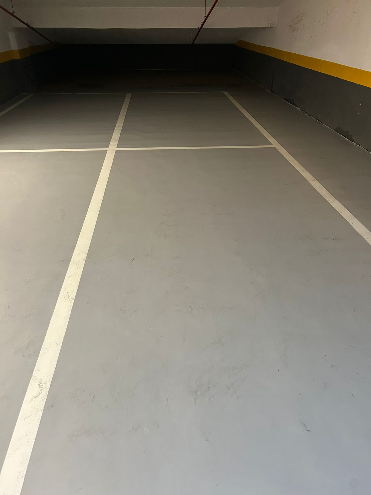 Estacionamento limpo depois da limpeza